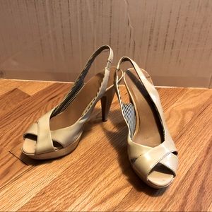 Nude peep toe heels 👠